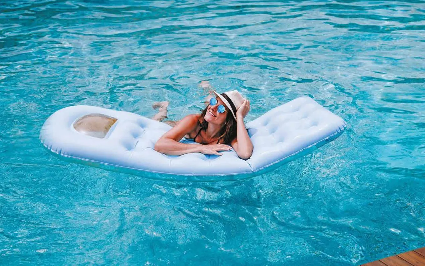 Swimming pool with pool deck